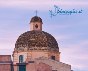 una chiesa con una croce sopra. di Scuderie Reali - Loft in Castello, old town a Cagliari