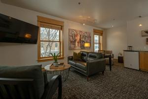 uma sala de estar com um sofá e uma mesa em Hotel Donaldson em Fargo