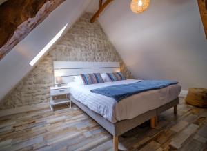 En eller flere senge i et værelse på Domaine de Houtteville - Gîtes - Omaha Beach Normandy