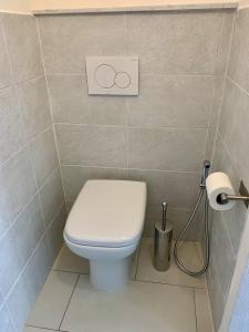 a bathroom with a toilet and a sign on the wall at casa fiorella in San Bernardino