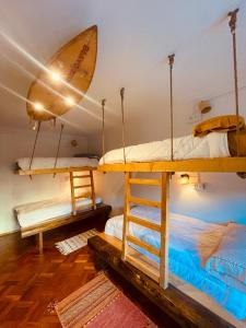 2 stapelbedden in een kamer met een plafond bij Lisbon Soul Surf Camp in Cascais