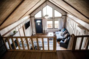 an overhead view of a living room in a house at Lucky Lodge ViP Cabin Lake Guntersville Pet Friendly Fully Fenced Boat Parking Private in Guntersville
