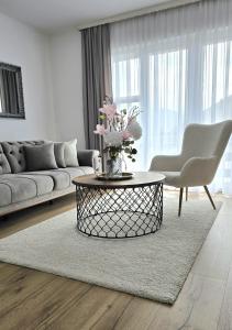 een woonkamer met een bank en een salontafel bij Apartment City View in Bihać