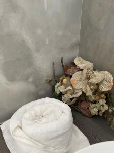 - une salle de bains avec une serviette et un tas de champignons dans l'établissement Peonia Apartment - appartamento vista lago, à Lezzeno