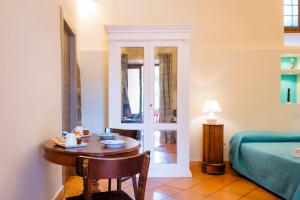 een kamer met een tafel en een bed en een bed en een tafel en stoel bij YourHome - Casa Cafiero in Meta