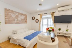 a bedroom with a bed and a flat screen tv at MAD COCO Aparts & Suites Centro Sol in Madrid