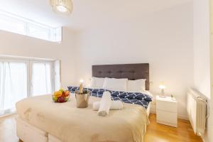 una camera da letto con un grande letto con della frutta di MAD COCO Aparts & Suites Sol Temporada a Madrid Altre 15 foto