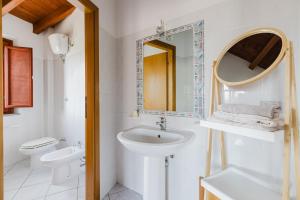 Koupelna v ubytování Il Corbezzolo + 44 fotografií