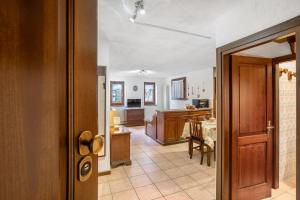 an open door to a kitchen and a living room at Valtournenche, monolocale in centro in Valtournenche