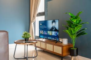 Highpark Suites at Petaling Jaya, Kelana Jaya by Plush的电视和/或娱乐中心