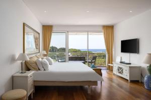 1 dormitorio con cama grande y ventana grande en Apartment Atlantic - Vale de Lobo, en Almancil