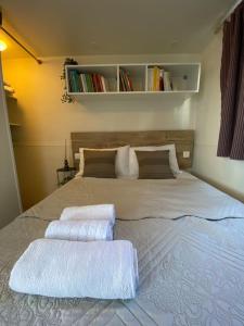 um quarto com uma cama com duas toalhas em House on wheels em Karterólion