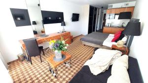 a small living room with a bed and a desk at Dobruk Apartamenty Romi Apartament prywatny w hotelu Royal Tulip Sand 200 m od morza in Kołobrzeg