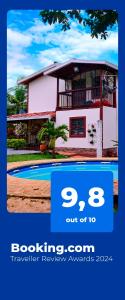 un anuncio de una casa con piscina en Finca en Guatapé a solo minutos de la piedra, con Jacuzzi & piscina en El Peñol