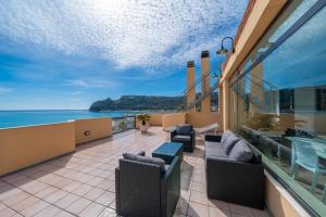 d'un balcon avec des chaises et une vue sur l'océan. dans l'établissement Attico sul Poetto, à Cagliari