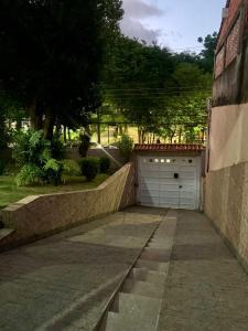 a garage with a bench in front of a building at QUARTO UNIFESP Prox RODOVIAS, MARGINAS, ALPHAVILLE in Osasco