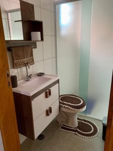 a bathroom with a toilet and a sink at QUARTO UNIFESP Prox RODOVIAS, MARGINAS, ALPHAVILLE in Osasco