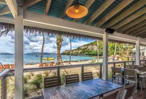 um pátio com uma mesa e vista para a praia em Margaritaville Vacation Club by Wyndham - St Thomas em Frydendal