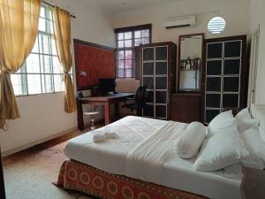 Un pat sau paturi într-o cameră la Omar Little Palace