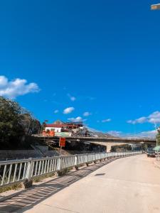 um comboio numa ponte sobre um rio em Vũ Homestay em Cao Bang