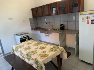 Una cocina o cocineta en Recanto do Porto _ Hospedagem
