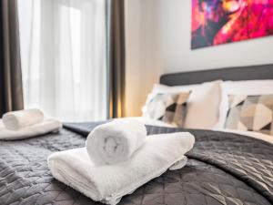 una habitación de hotel con toallas en una cama en SKY9 Apartments Wienerberg, en Viena