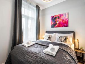 1 dormitorio con 1 cama con 2 toallas en SKY9 Apartments Wienerberg, en Viena