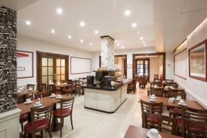 un restaurante con mesas y sillas y una cocina en Hotel Waldorf en Buenos Aires