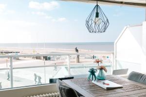 - une table à manger avec vue sur la plage dans l'établissement Appartement Babette, à Zandvoort