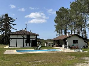 une maison avec une piscine et un pavillon dans l'établissement Lou coutiot, à Linxe