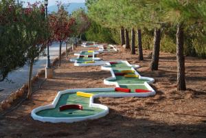 uma fila de campos de golfe insufláveis num parque em Cortijo Villarosa em Benablón