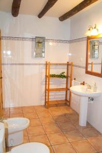 uma casa de banho com um lavatório e um WC em Cortijo Villarosa em Benablón