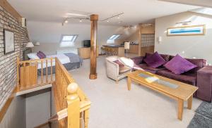 ein Wohnzimmer mit einem Sofa und einem Bett in der Unterkunft The Ormond Apartments in Dungarvan