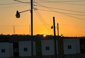 uma luz de rua com o pôr-do-sol ao fundo em Hacienda 85 em Ahuachapán