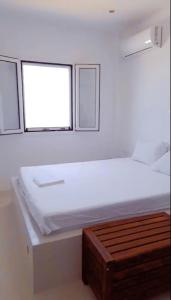 1 dormitorio blanco con 1 cama y 2 ventanas en Relax, en Pírgos