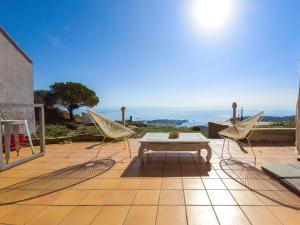 eine Terrasse mit einem Tisch und 2 Stühlen auf dem Dach in der Unterkunft El paraíso de Cadaqués IMMO365 in Cadaqués