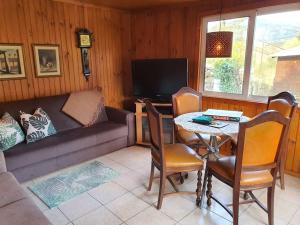 een woonkamer met een bank en een tafel bij Casa Do Monte Mondim in Mondim de Basto