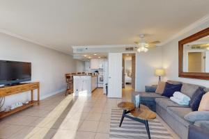 巴拿马城海滩Sunbird #1002E的带沙发和电视的客厅