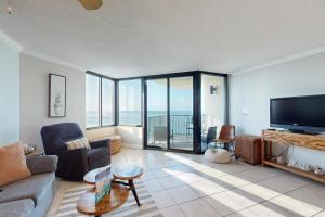 巴拿马城海滩Sunbird #1002E的配有沙发和平板电视的客厅