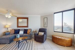 un soggiorno con divano e sedia di Sunbird #1002E a Panama City Beach