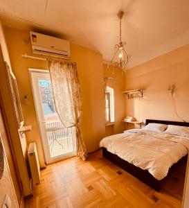 1 dormitorio con cama y ventana en Sky Guest House, en Tiflis