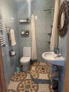 La salle de bains est pourvue de toilettes et d'un lavabo. dans l'établissement Sky Guest House, à Tbilissi