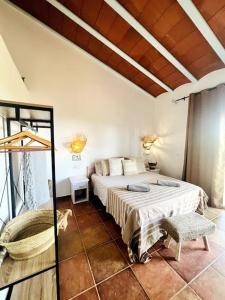 una camera con un letto e una sedia di CASA VALENTINA VIVIENDA TURISTICA ET6135 a Es Caló de Sant Agustí