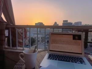 Imagen de la galería de premium king bedroom in the center of downtown, en El Cairo