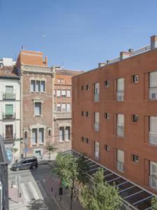 マドリードにあるPalacio Real Iの建物のバルコニーからの眺め