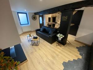 an overhead view of a living room with a blue couch at La Home Love location de séduction in Folles