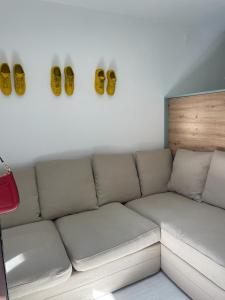 uma sala de estar com um sofá com sapatos amarelos na parede em Esmeralda em Palma de Maiorca