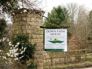 Sijil, anugerah, tanda atau dokumen lain yang dipamerkan di The Chilterns View