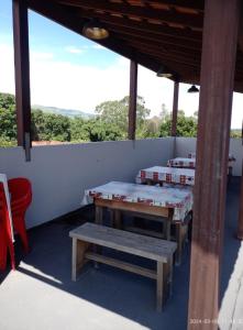 2 picknicktafels op een patio met uitzicht bij Pousada Mundo Novo in Aparecida