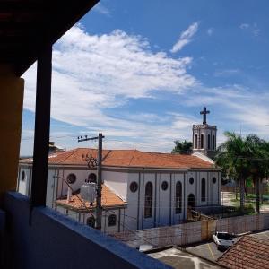 een kerk met een kruis op een gebouw bij Pousada Mundo Novo in Aparecida